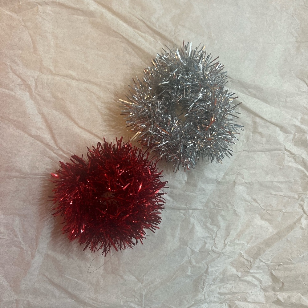 **NEVER USED** Christmas Scrunchies‎